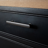 Bronze Milliner Möbelknauf an schwarzem Schrank