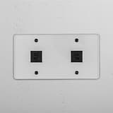 Schnelles Laden – Durchsichtiges schwarzes Doppel-USB-Modul – effizientes Stromzubehör – auf weißem Hintergrund