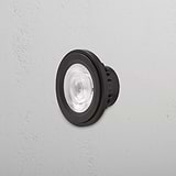 Kent 16W 111 mm GU10 LED-Lampe, schwarze Einbauleuchte GU10 auf einer weiß strukturierten Wand, Licht aus.