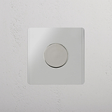 Stilvoller Dimmerschalter – Durchsichtig + Poliertes Nickel – Premium-Lichtsteuerungssystem – auf weißem Hintergrund