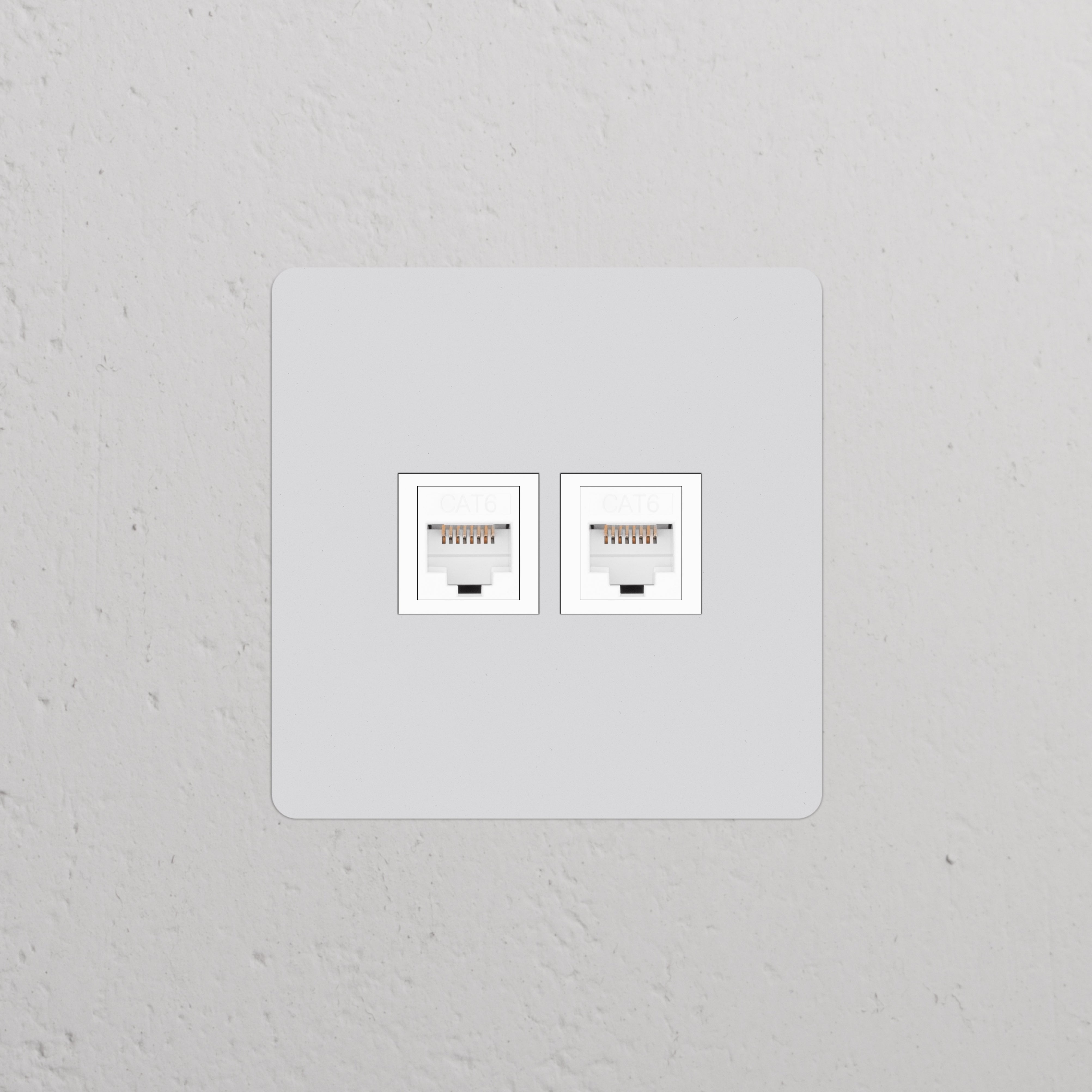 Einfachrahmen mit 2x RJ45-Anschluss in lackierbar+weiß auf weißer Wand, geeignet für Ethernet-Steckdosen.