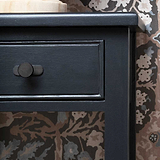 Bronze Kilburn Möbelknauf an schwarzem Schrank