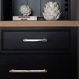 Poliertes Nickel Milliner Griffe an schwarzem Schrank