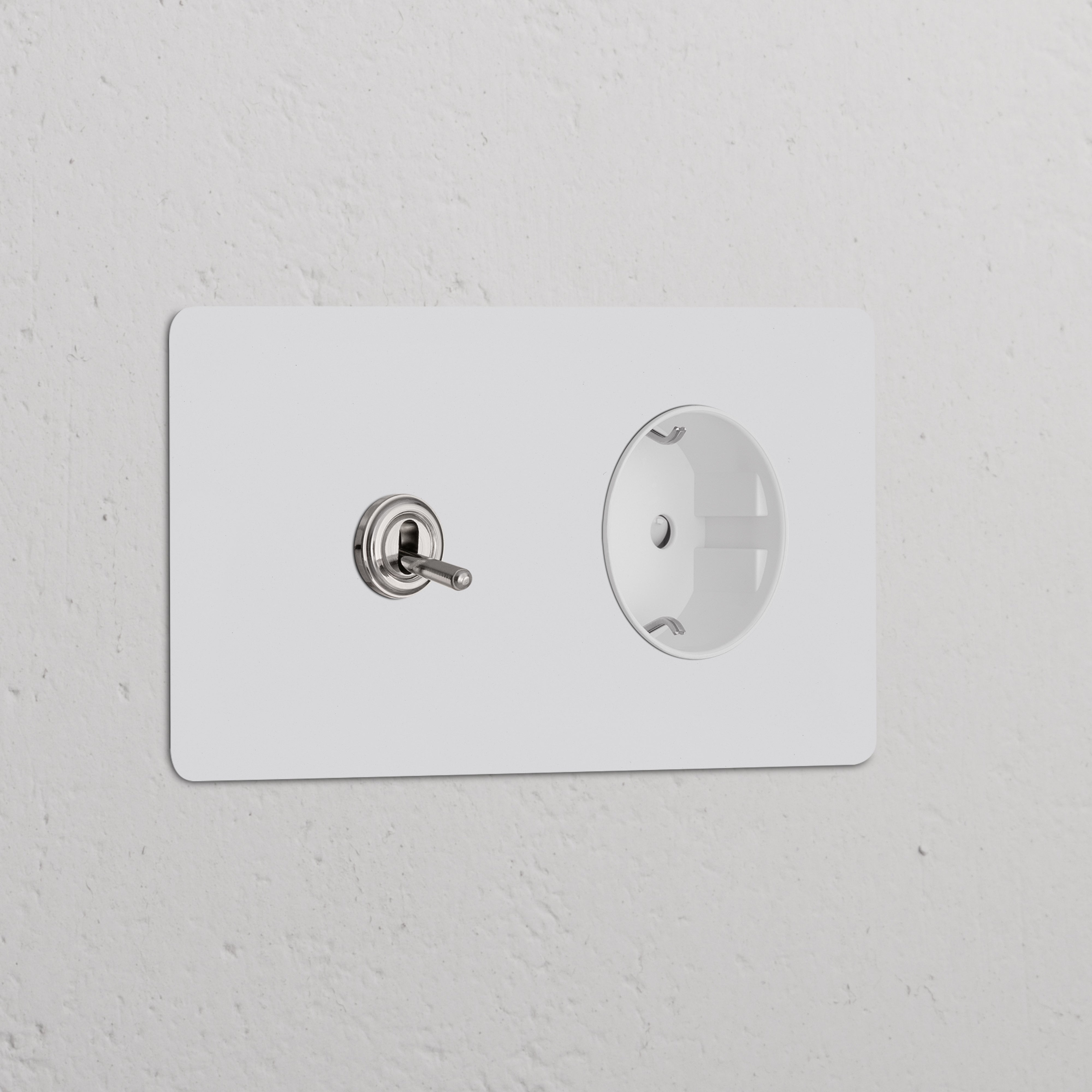Zweifachrahmen mit Kipphebelschalter und Schuko Typ F Steckdose, lackierbar, poliertes Nickel und Weiß.