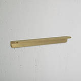 Oxford Kantengriff (224 mm) in antikem Messing, mittelgroßer Ziehgriff auf weißer Oberfläche montiert.