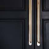 Antikes Messing Kilburn Möbelgriff an schwarzem Schrank