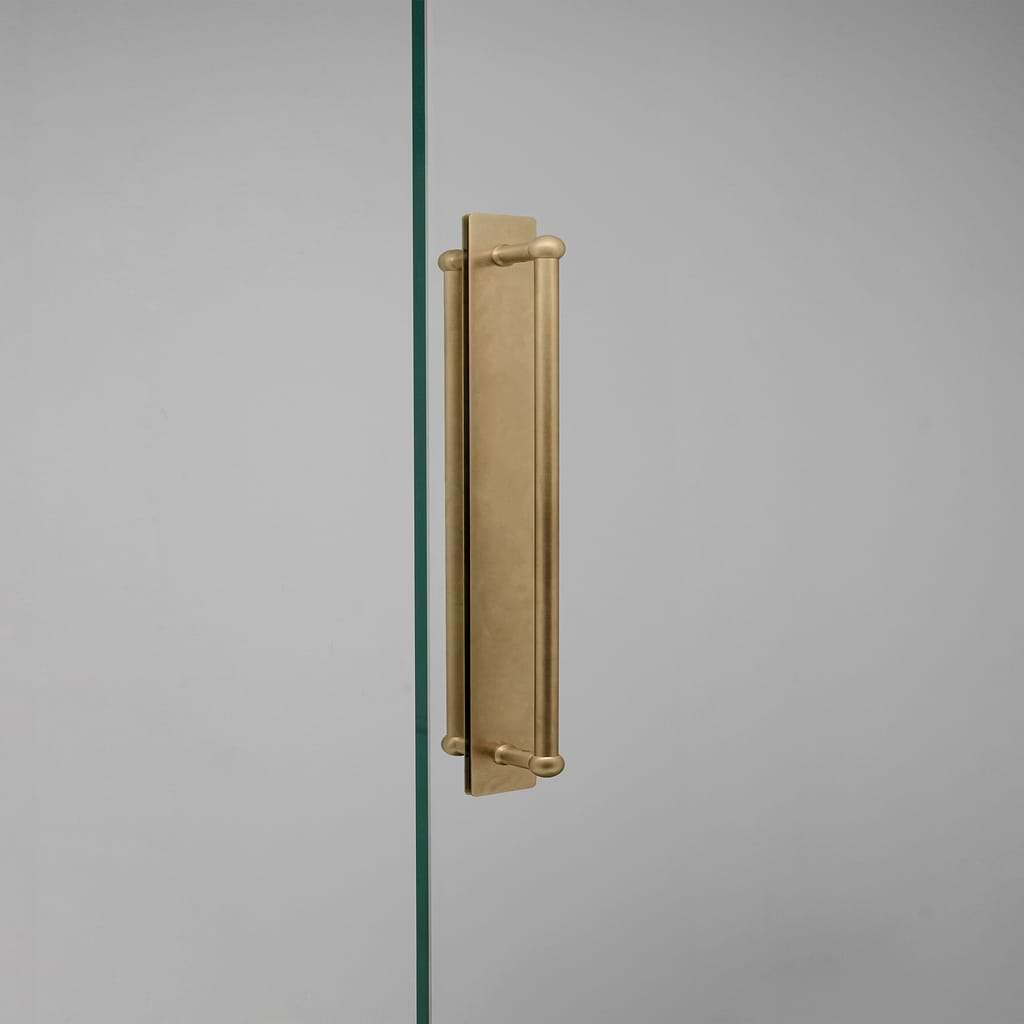 Antikes Messing Harper Stoßgriff 2x mit Schild 320 mm – auf weißem Hintergrund