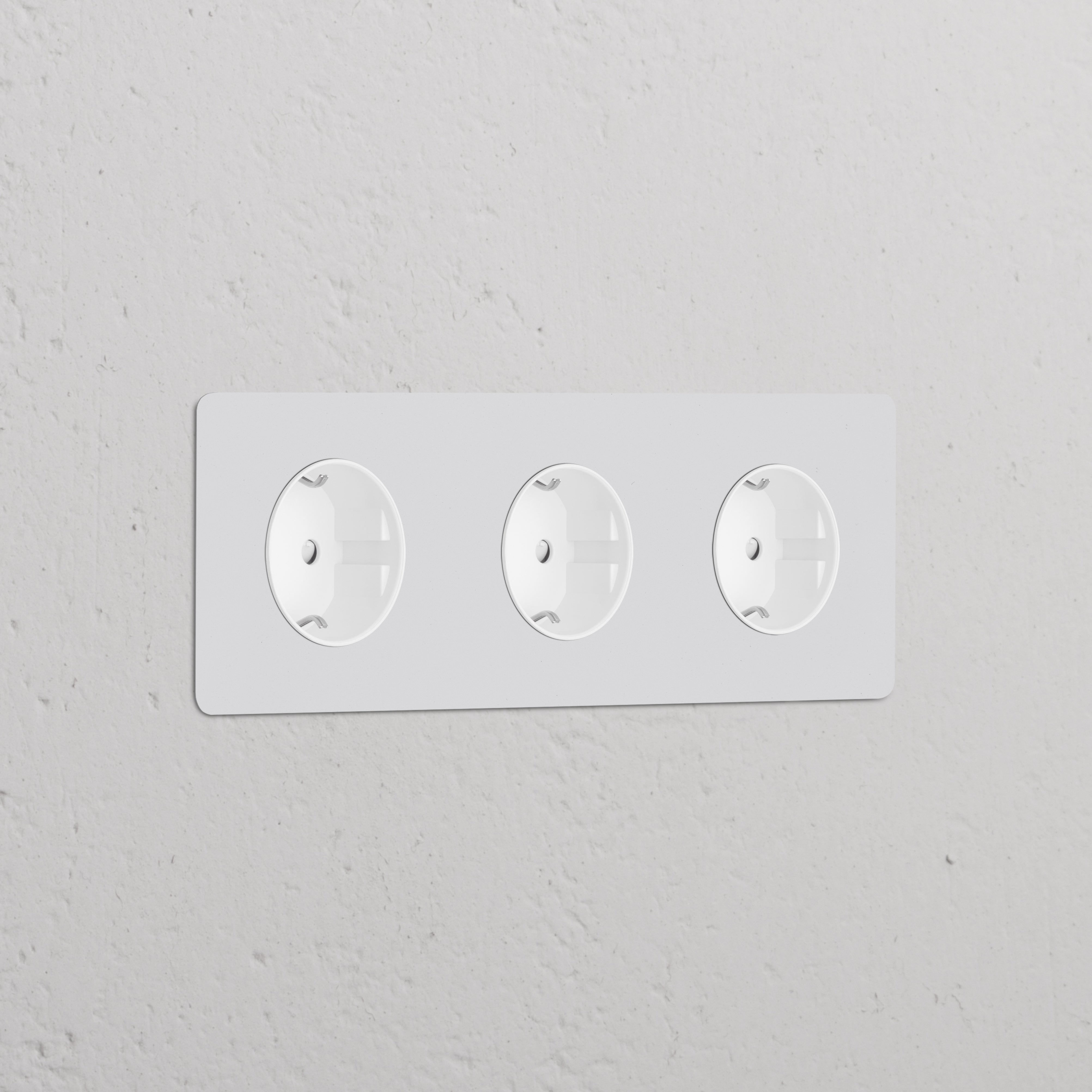 Dreifachrahmen mit 3x Schuko Typ F, lackierbar + weiß, mit abgerundetem Steckdoseneinsatz für elegante Wandintegration.