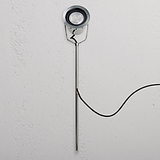 Polierte Nickel Cambridge Gartenleuchte fÃƒÂ¼r den AuÃƒÅ¸enbereich, schlankes Design an weiÃƒÅ¸er Wand.