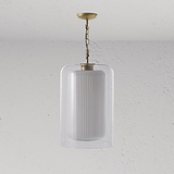 Produkt „nan“: Eine weiße Pendelleuchte mit geripptem Glasschirm und Messingkette.