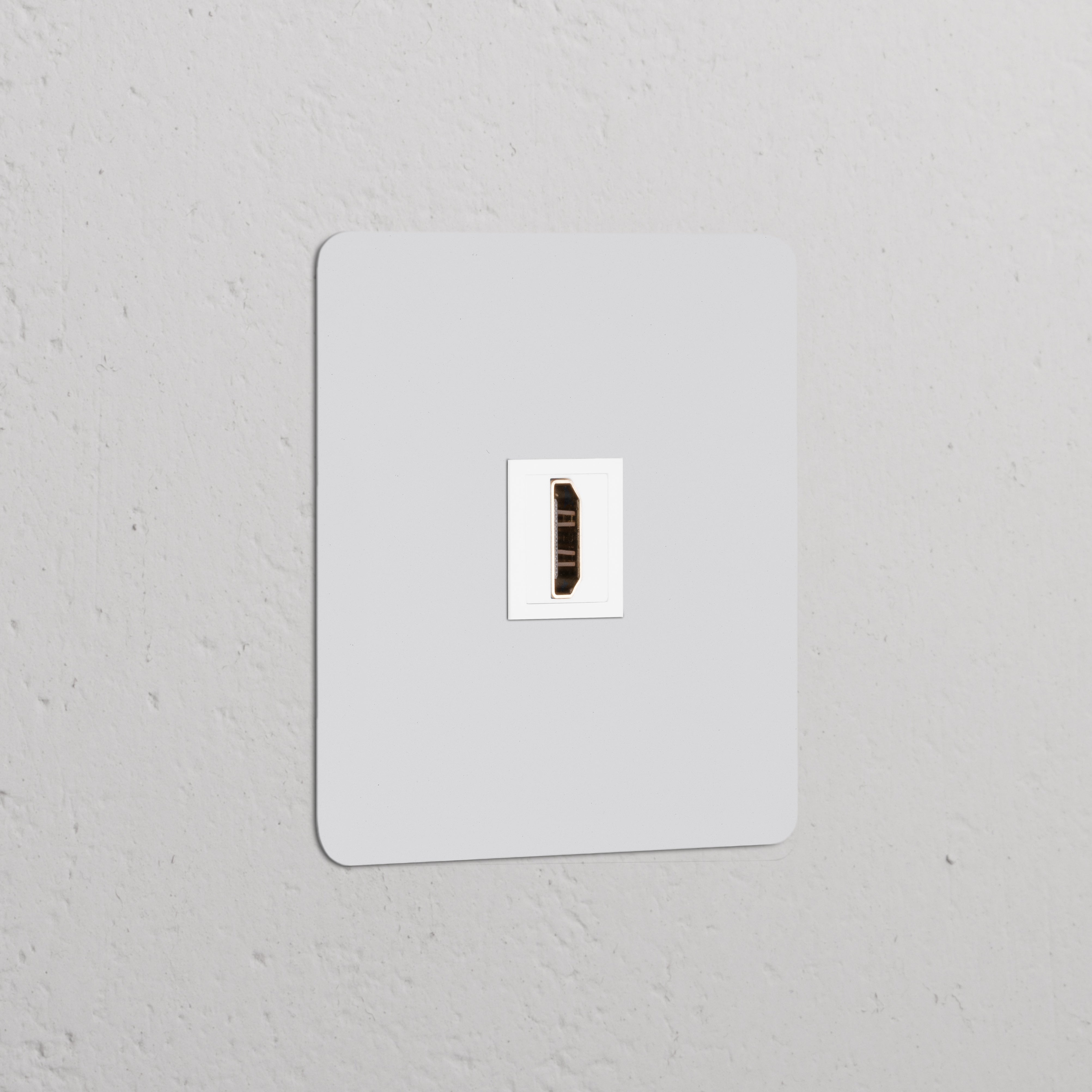 Einfachrahmen mit HDMI-Anschluss, lackierbar und weiß, inklusive Steckdosen und Modul für saubere Integration.