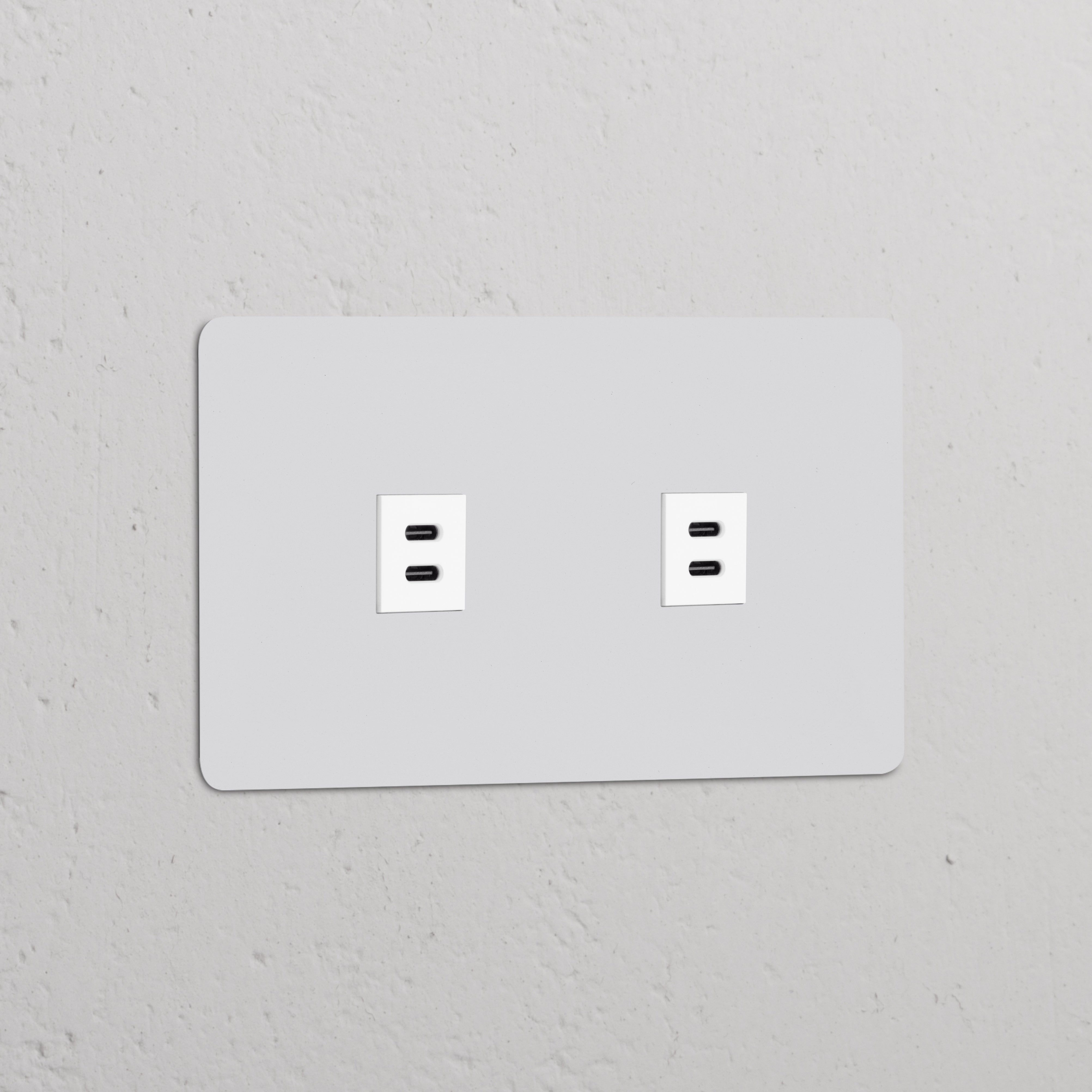 Weißer Zweifachrahmen mit Steckdosen und 2x USB-Anschluss (30 W), zur individuellen Gestaltung lackierbar, passt zu jeder Einrichtung.