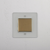 Effizientes Lichtmanagement: Schalter mit Aus-Position in der Mitte – mit einer Wippe – Durchsichtig + Antikes Messing + Weiß – auf weißem Hintergrund