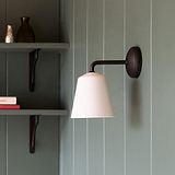 Bronze Wandleuchte mit Schirm aus Porzellan an luxuriöser Wand
