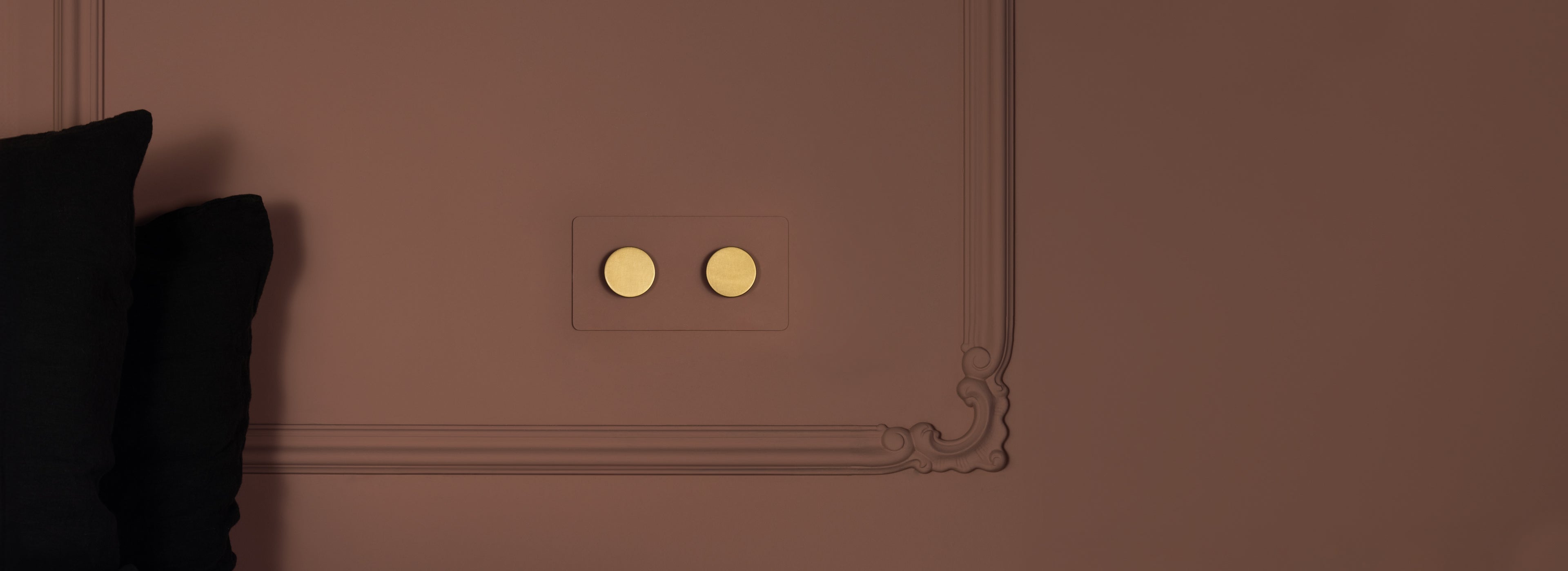 Pintable en latón antiguo - inserciones negras
