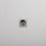 Tirador embutido de bordes para puertas Regent en níquel pulido, ideal para diseño moderno.