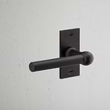 Manilla para puertas Harper con placa corta (con muelle) - Bronce