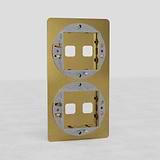 Placa de interruptor con cuatro aberturas en latón antiguo, diseño vertical - Accesorio de estilo clásico europeo, sobre fondo blanco