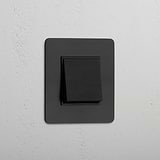 Interruptor individual de balancín en bronce y negro de funcionamiento suave - Diseño contemporáneo
