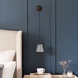 Aplique de pared colgante moderno en bronce con pantalla de vidrio acanalado al costado de la cama