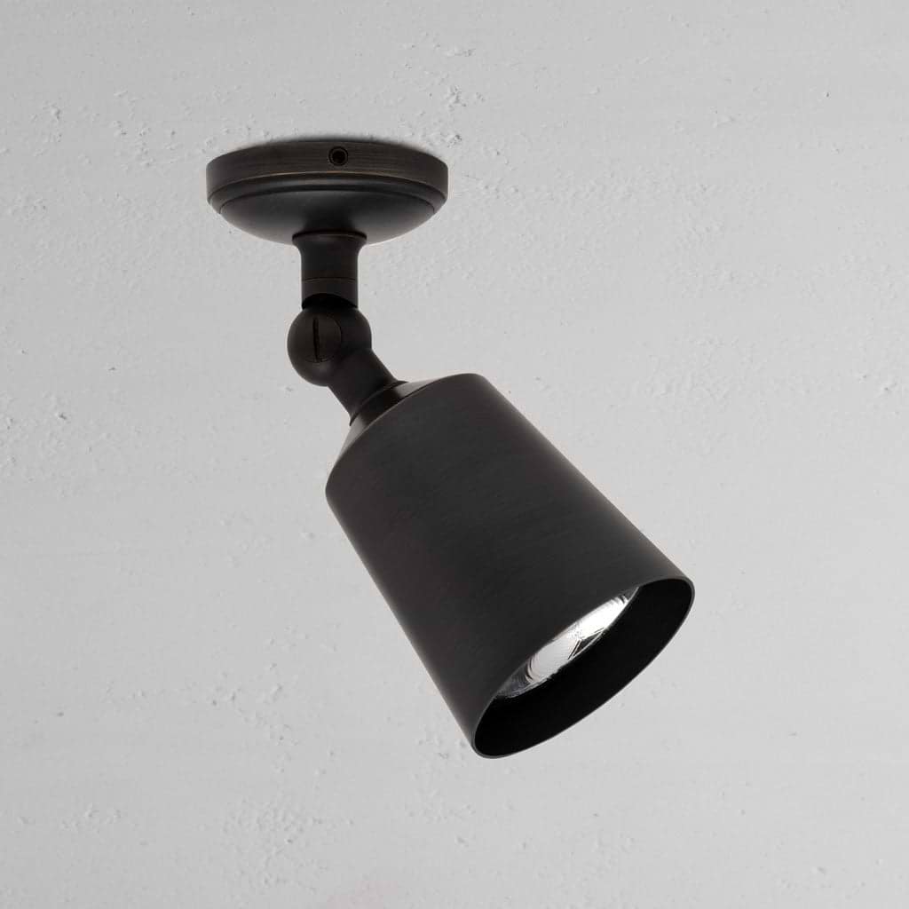Lámpara de techo simple Baylis en bronce elegante sobre fondo blanco
