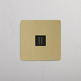Módulo individual HDMI en latón antiguo y negro diseño elegante sobre fondo blanco