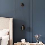 Aplique de pared colgante Richmond con pantalla de latón sólido en bronce al costado de la cama