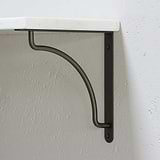 Soporte para estanterías Kilburn en bronce sobre fondo blanco