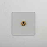 Interruptor individual de palanca retráctil en latón antiguo y traslúcido - interruptor eficiente para control de luz, sobre fondo blanco