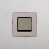 Interruptor retráctil para control de la luz sobre fondo blanco: Interruptor individual de balancín en níquel pulido y negro (Ret.)