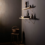 Soporte de estanterías Brixton de 150mm en latón antiguo en una elegante estantería minimalista.