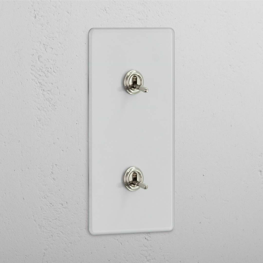 Interruptor doble de palanca en níquel pulido y traslúcido con diseño vertical versátil - Control moderno de iluminación