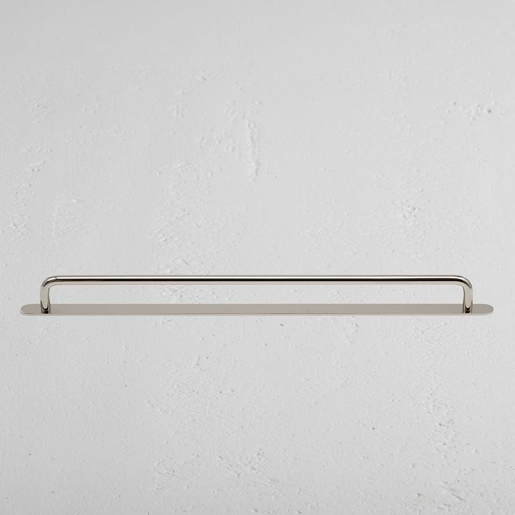 Tirador estilo manija Kilburn para muebles en níquel pulido sobre fondo blanco