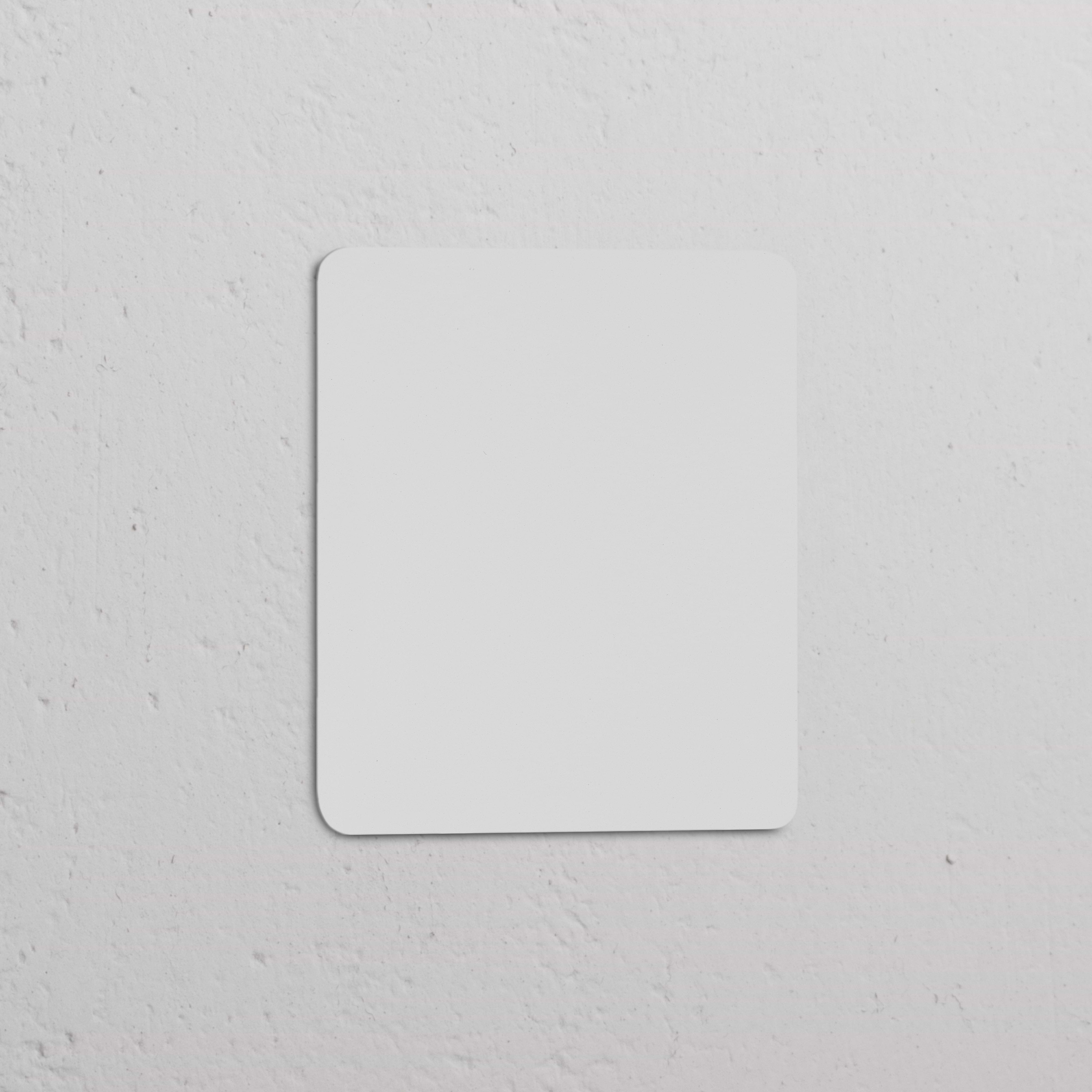 Pintable tapa ciega (individual) para enchufes y mecanismos de marco individual sobre una pared blanca.