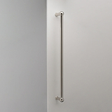 Tirador simple para puertas Harper en níquel pulido de 500mm sobre fondo blanco
