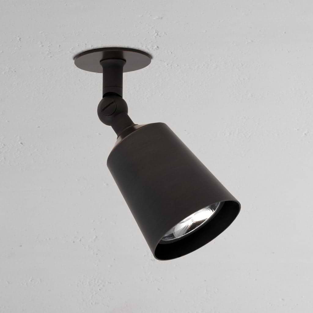 Lámpara de techo simple Perryn de diseñador en bronce sobre fondo blanco