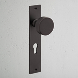 Pomo para puertas Onslow con placa larga (con muelle) y cerradura europea - Bronce