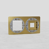 Placa de interruptor doble Keystone en latón antiguo - Accesorio para el hogar de estilo tradicional europeo, sobre fondo blanco