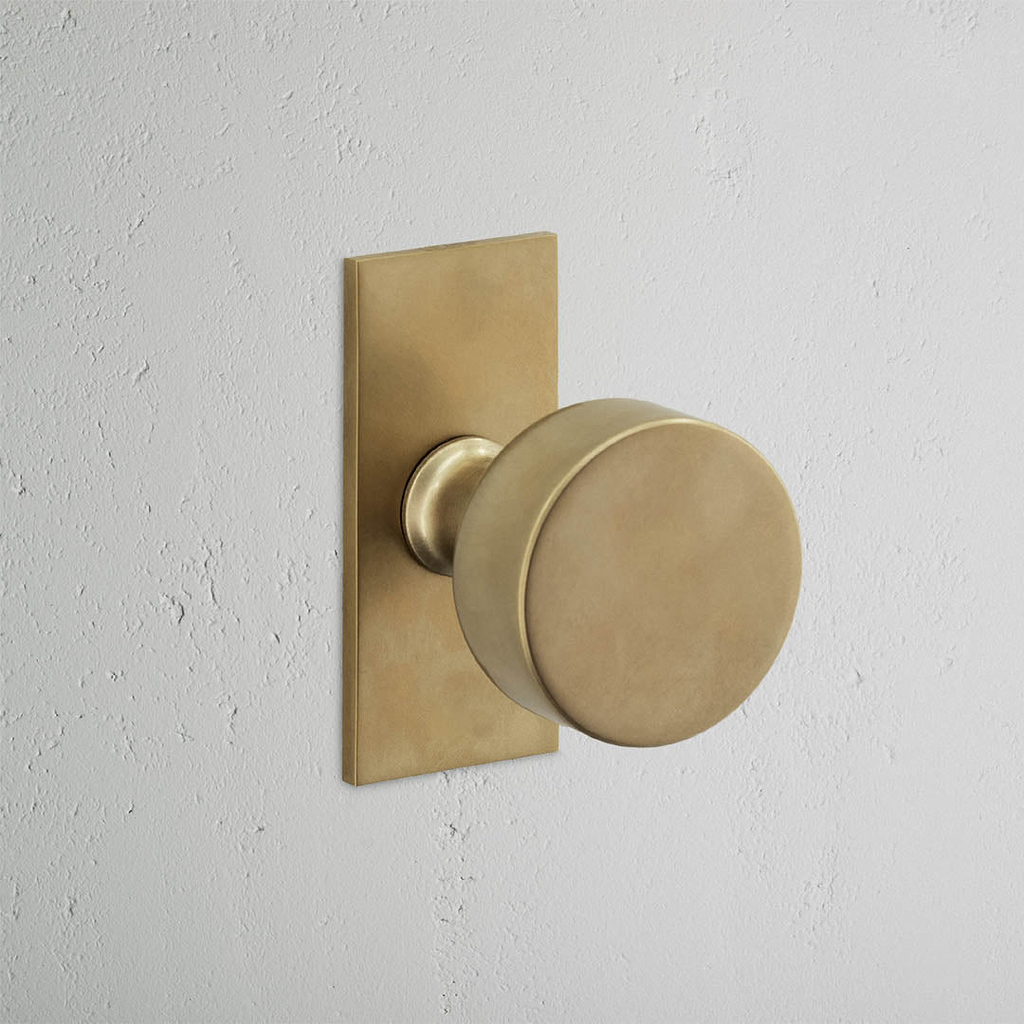 Pomo para puertas Onslow con placa corta (fijo) - Latón antiguo