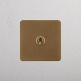 Interruptor de palanca individual en latón antiguo, accesorio para casa moderna, sobre fondo blanco