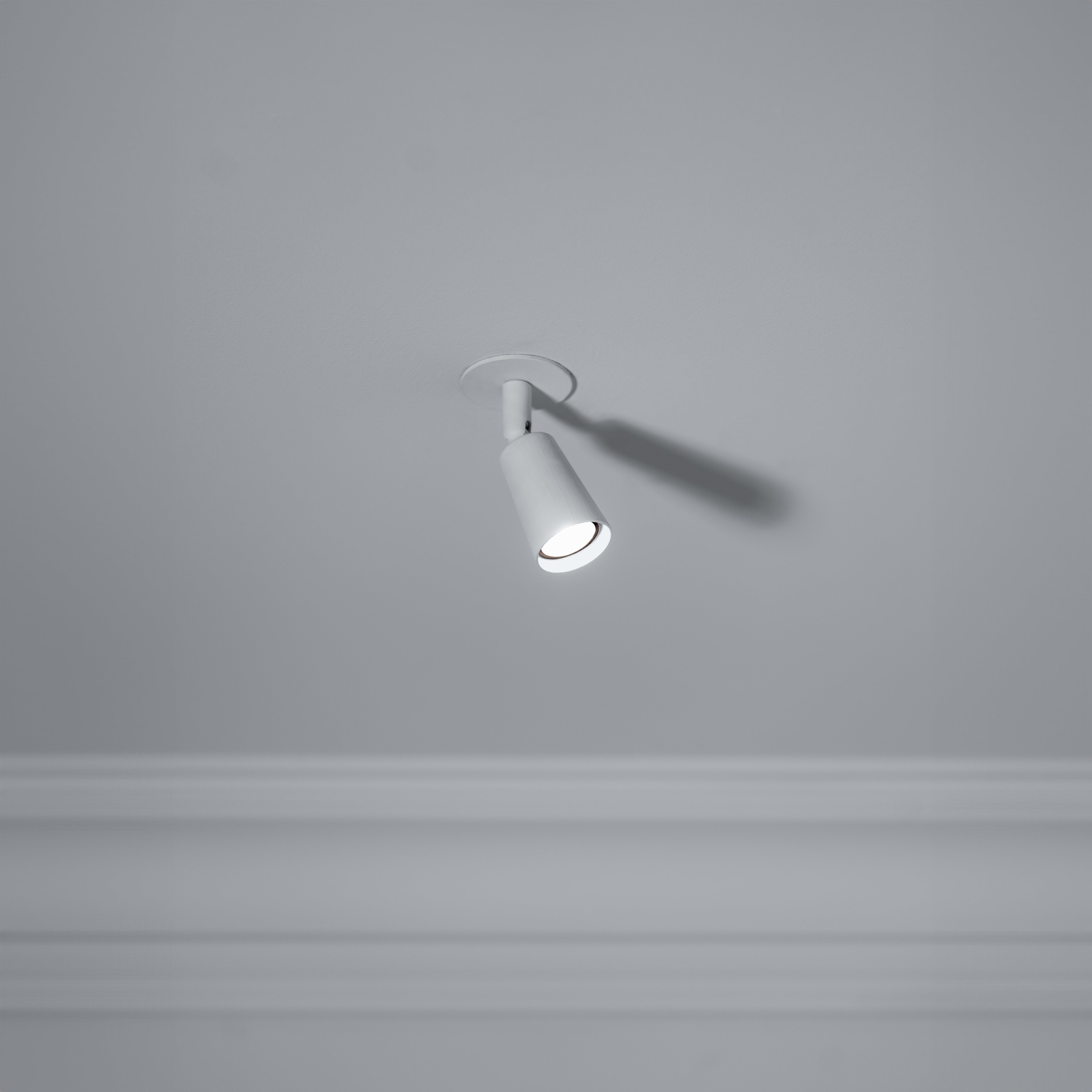 Lámpara de techo Pembroke 35mm pintable, blanca, montada en el techo, ideal para personalizar tu espacio.