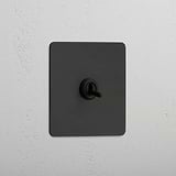 Interruptor individual de palanca retráctil en bronce - Diseño de interruptor de luces fácil de usar