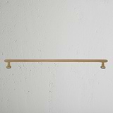 Tirador estilo manija Milliner para muebles en latón antiguo sobre fondo blanco