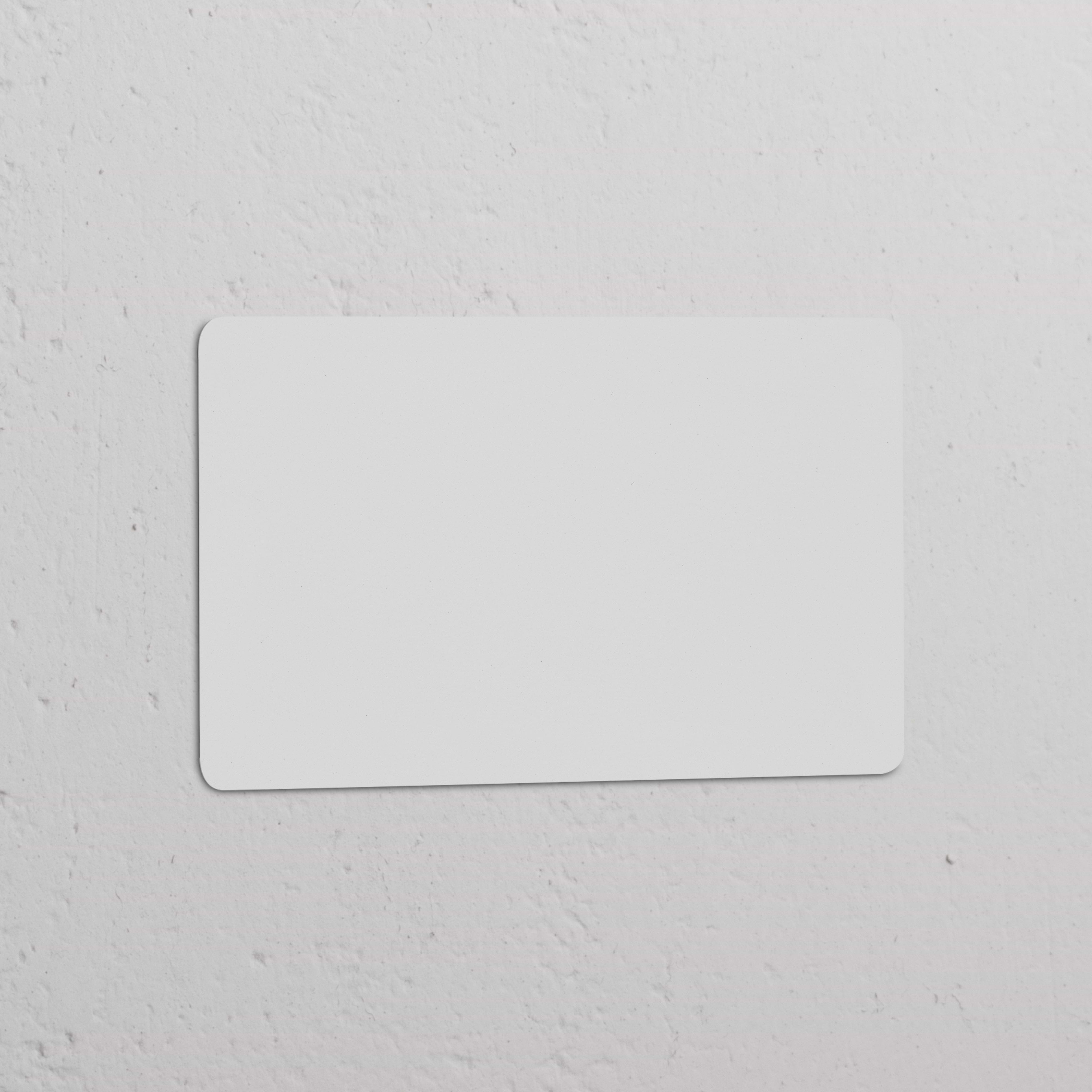 Tapa ciega pintable (doble) para tomas de corriente y mecanismos de marco doble sobre pared blanca texturizada.