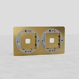Placa de interruptor doble en latón antiguo - Accesorio para el hogar de estilo clásico europeo, sobre fondo blanco