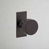 Pomo para puertas Onslow con placa corta (fijo) - Bronce