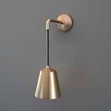 Aplique de pared colgante en latón antiguo con pantalla de latón antiguo sólido