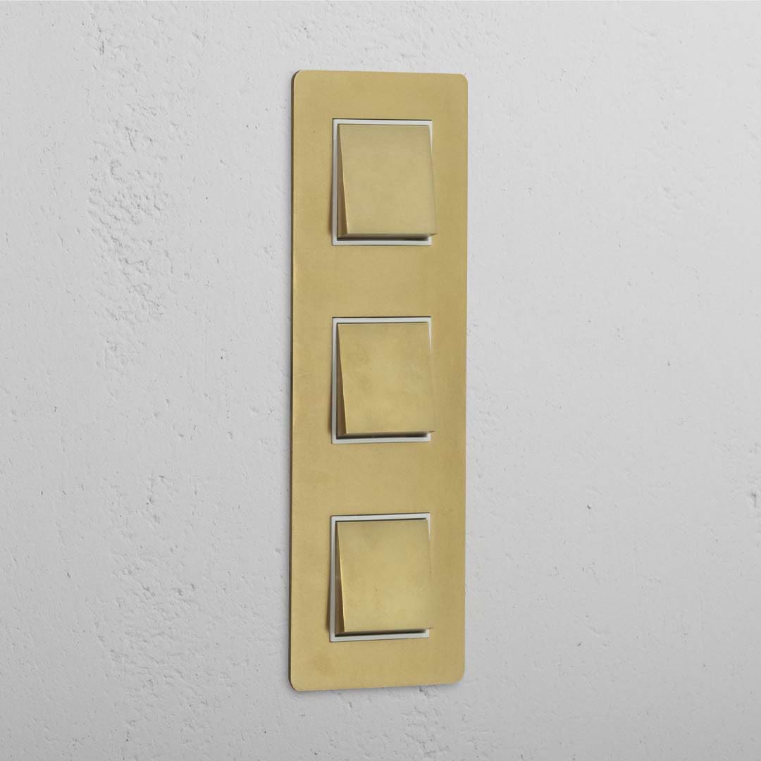 Interruptor triple vertical en latón antiguo y blanco con tres palancas - Funcionamiento sencillo