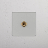 Interruptor individual de palanca intermedio en latón antiguo y traslúcido - Accesorio moderno de iluminación, sobre fondo blanco