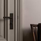 Manilla para puertas Digby con placa larga (con muelle) - Bronce